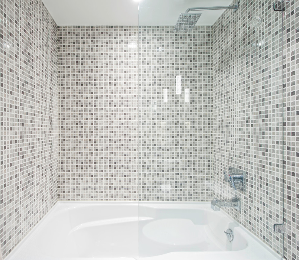 Стильный дизайн: маленькая главная ванная комната в современном стиле с разноцветной плиткой и керамической плиткой для на участке и в саду - последний тренд