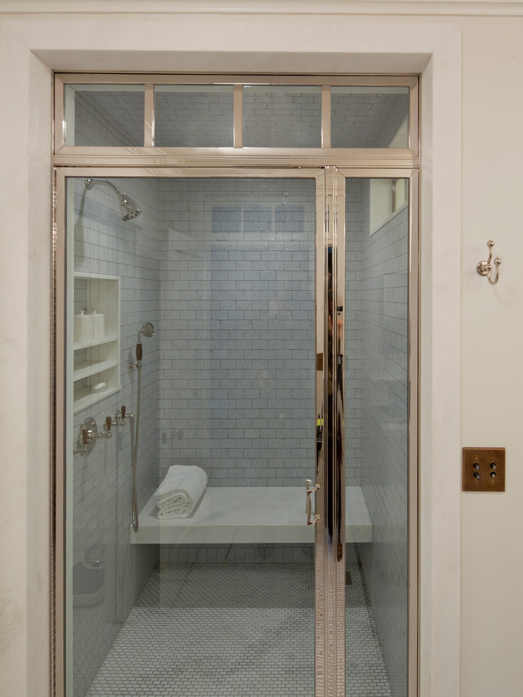 Ejemplo de cuarto de baño principal clásico renovado grande
