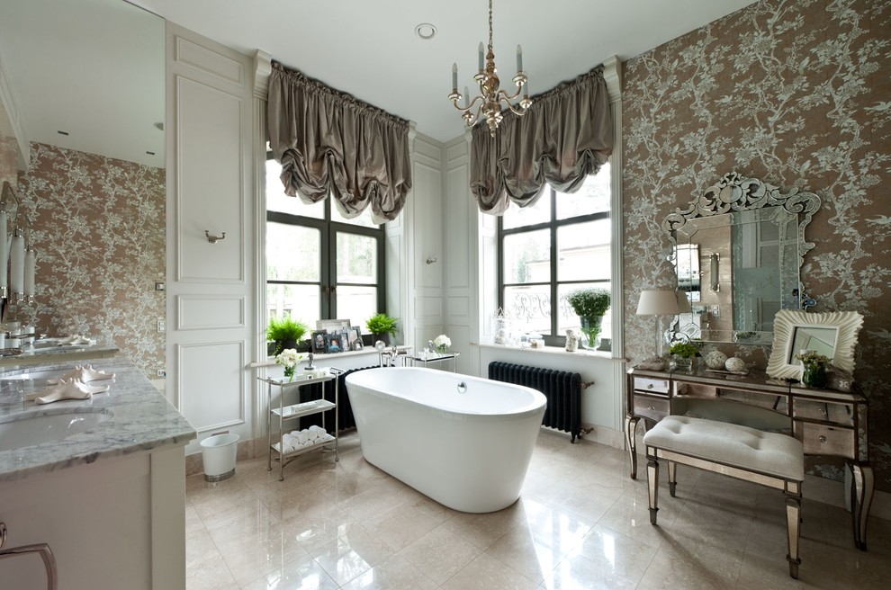 Свежая идея для дизайна: главная ванная комната в классическом стиле с врезной раковиной, мраморной столешницей, отдельно стоящей ванной, бежевой плиткой, каменной плиткой, коричневыми стенами и полом из травертина - отличное фото интерьера