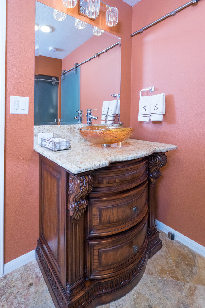 Modelo de cuarto de baño clásico renovado de tamaño medio con parades naranjas, aseo y ducha, encimera de granito, armarios tipo mueble, puertas de armario de madera en tonos medios, suelo de baldosas de cerámica y lavabo sobreencimera