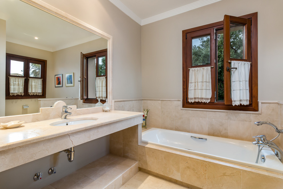 他の地域にある中くらいなトラディショナルスタイルのおしゃれなマスターバスルーム (オープンシェルフ、アルコーブ型浴槽、シャワー付き浴槽	、アンダーカウンター洗面器) の写真