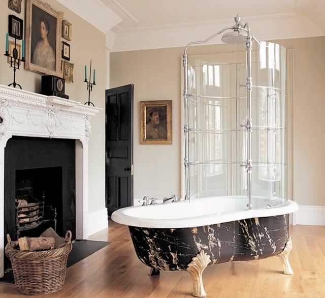 Immagine di una grande stanza da bagno padronale vittoriana con vasca con piedi a zampa di leone, vasca/doccia, pareti beige e pavimento in legno massello medio