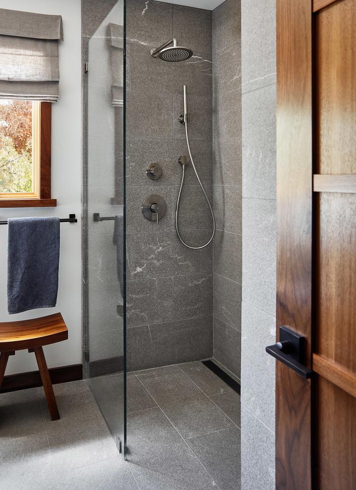 Inspiration för ett funkis badrum med dusch, med en kantlös dusch, med dusch som är öppen, grå kakel, stenkakel, vita väggar och grått golv
