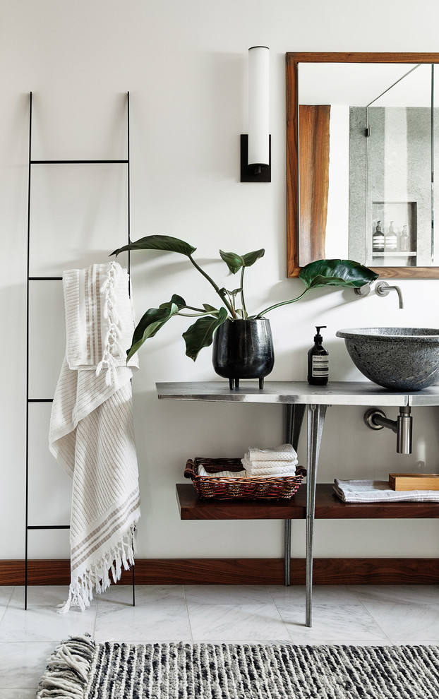 Diseño de cuarto de baño contemporáneo con armarios abiertos, paredes blancas, lavabo sobreencimera, encimera de acero inoxidable, suelo blanco y encimeras grises