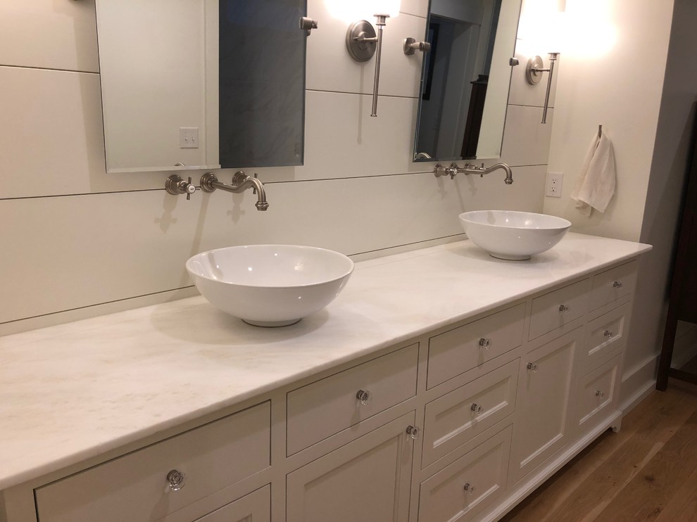 Стильный дизайн: большая главная ванная комната в стиле кантри с белыми стенами, светлым паркетным полом, настольной раковиной и столешницей из переработанного стекла - последний тренд