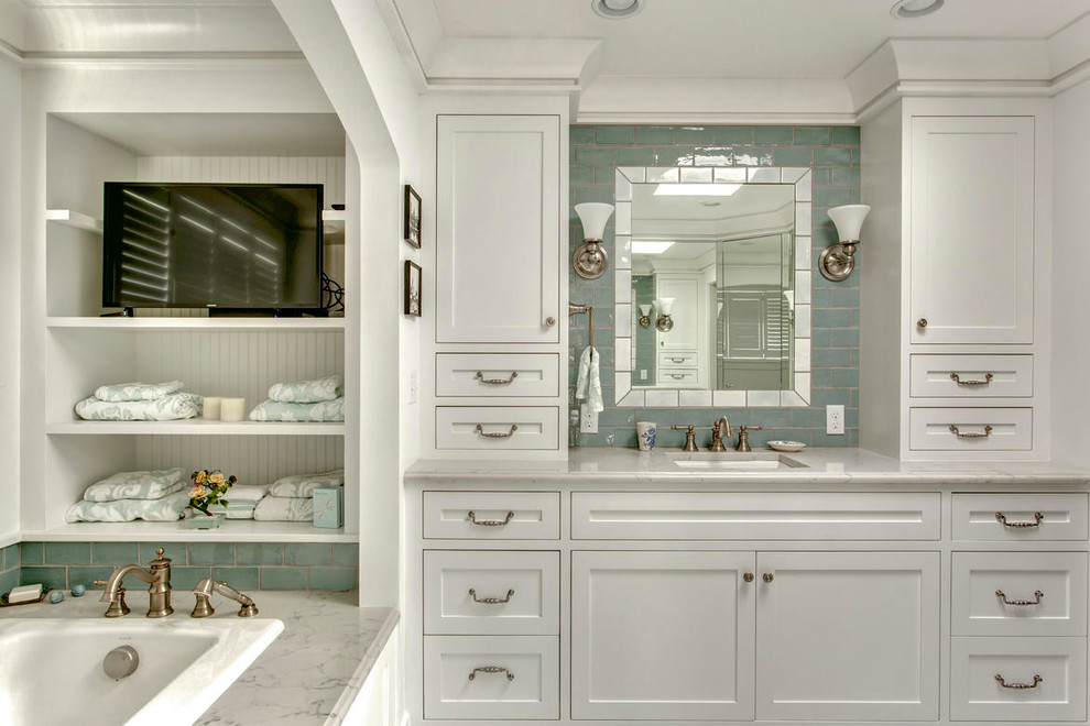 Idee per una stanza da bagno padronale classica con ante in stile shaker, ante bianche, vasca da incasso, doccia a filo pavimento, piastrelle blu, piastrelle in gres porcellanato, pareti bianche, lavabo sottopiano e top in marmo