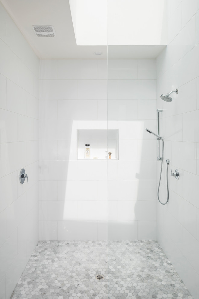 Cette image montre une salle de bain principale minimaliste de taille moyenne avec un placard à porte plane, des portes de placard grises, une baignoire encastrée, une douche à l'italienne, un carrelage blanc, des carreaux de céramique, un plan de toilette en quartz modifié et aucune cabine.