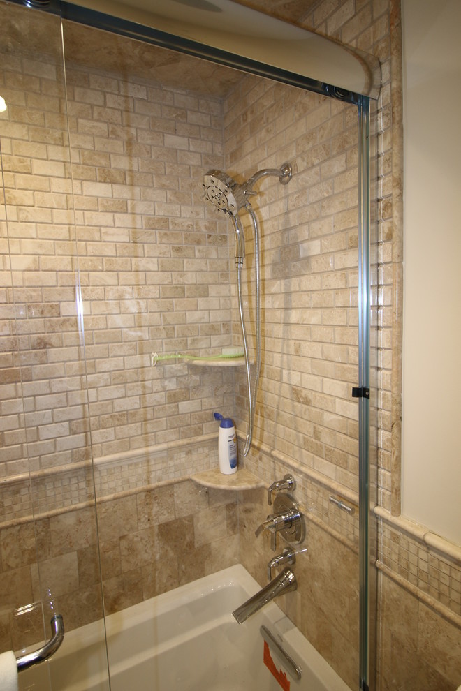 Exempel på ett mellanstort modernt badrum för barn, med ett konsol handfat, släta luckor, bruna skåp, bänkskiva i akrylsten, en toalettstol med separat cisternkåpa, beige kakel, stenkakel, beige väggar och marmorgolv