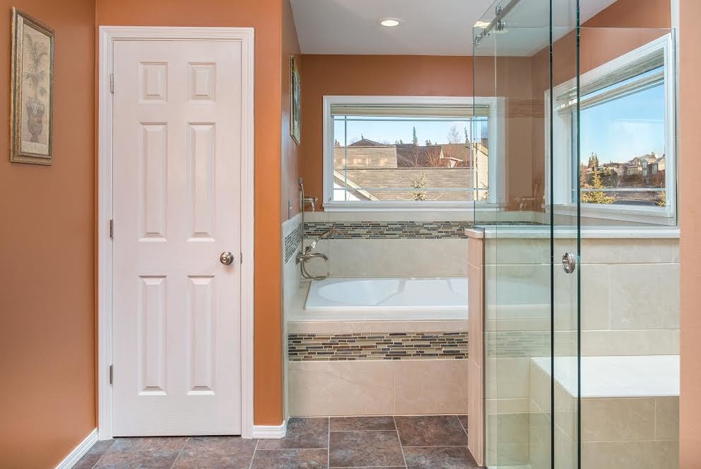 Réalisation d'une grande salle de bain principale tradition avec une baignoire posée, une douche à l'italienne, un carrelage beige, des carreaux de porcelaine, un mur orange et un sol en vinyl.