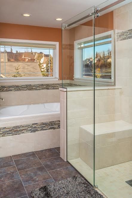 Esempio di una grande stanza da bagno padronale tradizionale con vasca da incasso, doccia a filo pavimento, piastrelle beige, piastrelle in gres porcellanato, pareti arancioni e pavimento in vinile