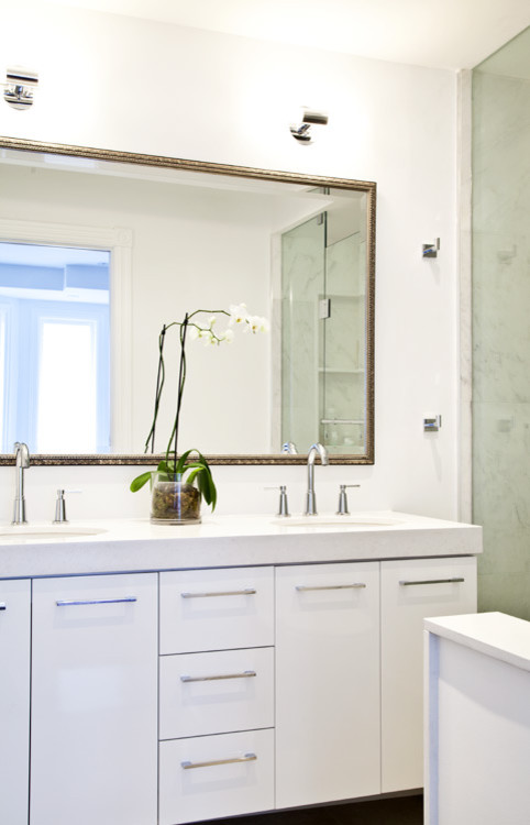 Mittelgroßes Modernes Badezimmer En Suite mit flächenbündigen Schrankfronten, weißen Schränken, Duschnische, weißer Wandfarbe, Unterbauwaschbecken und Quarzwerkstein-Waschtisch in Toronto