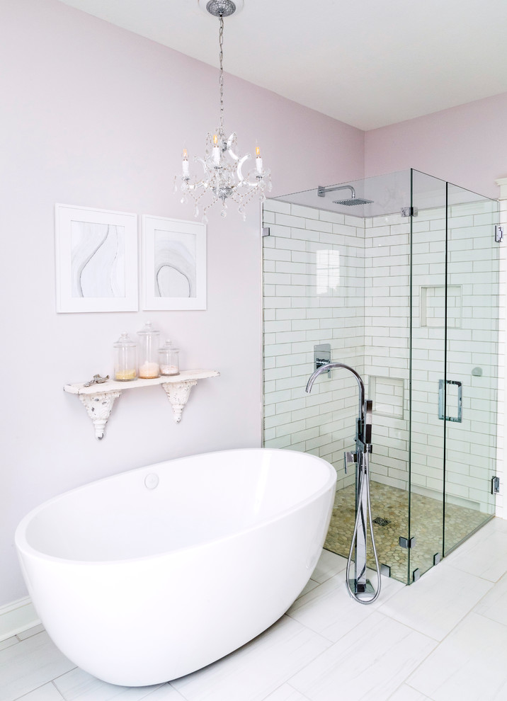 Cette photo montre une salle de bain éclectique avec une baignoire indépendante, une douche d'angle, un mur rose et une cabine de douche à porte battante.