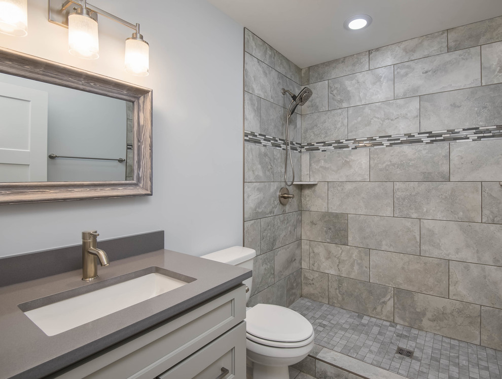 Idéer för ett litet klassiskt en-suite badrum, med luckor med upphöjd panel, grå skåp, en öppen dusch, en toalettstol med hel cisternkåpa, grå kakel, keramikplattor, grå väggar, klinkergolv i keramik, ett undermonterad handfat, bänkskiva i kvarts och grått golv