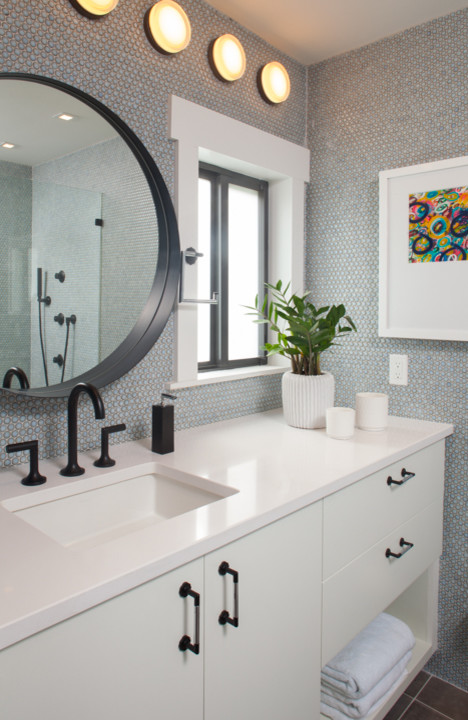 Idéer för ett mellanstort maritimt badrum med dusch, med släta luckor, vita skåp, grå kakel, mosaik, grå väggar, klinkergolv i porslin, ett undermonterad handfat, bänkskiva i kvarts och brunt golv