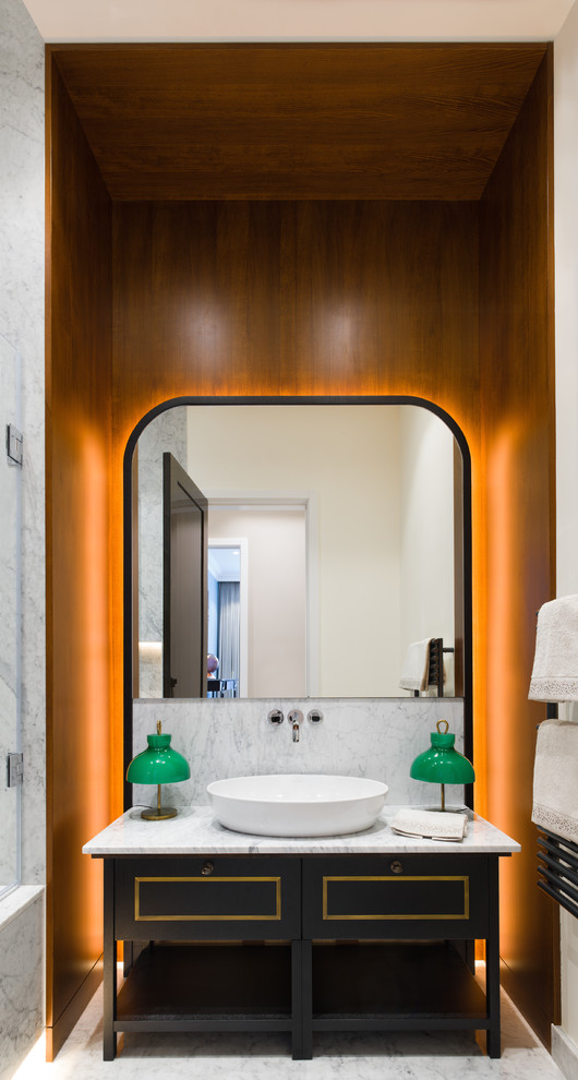 На фото: ванная комната: освещение в стиле неоклассика (современная классика) с