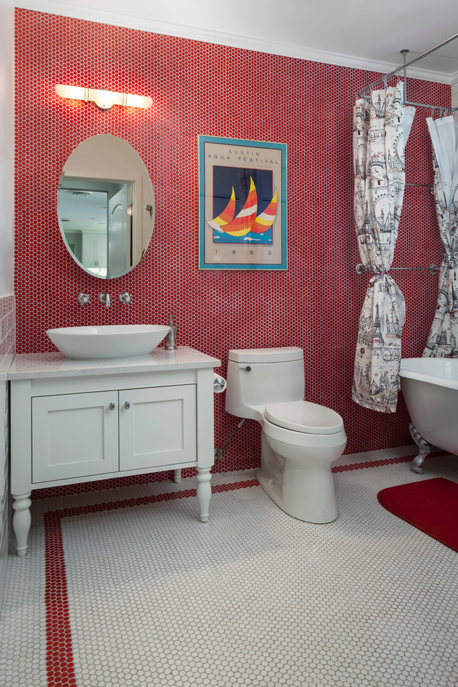 Стильный дизайн: главная ванная комната среднего размера в стиле фьюжн с фасадами в стиле шейкер, белыми фасадами, ванной на ножках, унитазом-моноблоком, красной плиткой, керамической плиткой, красными стенами, полом из керамической плитки, настольной раковиной, столешницей из искусственного камня и душем над ванной - последний тренд