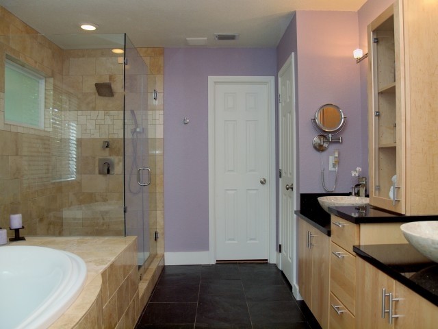 Idée de décoration pour une grande douche en alcôve principale design en bois clair avec un placard à porte plane, une baignoire posée, un carrelage noir, un carrelage de pierre, un mur violet, un sol en ardoise, une vasque et un plan de toilette en granite.