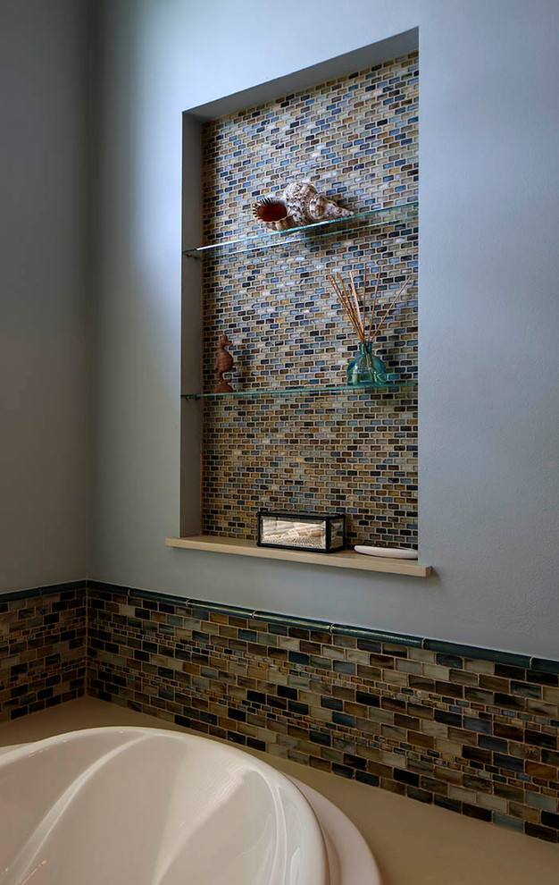 Стильный дизайн: ванная комната среднего размера в стиле неоклассика (современная классика) с фасадами в стиле шейкер, фасадами цвета дерева среднего тона, столешницей из искусственного кварца, накладной ванной, синей плиткой, плиткой мозаикой, синими стенами и полом из керамогранита - последний тренд