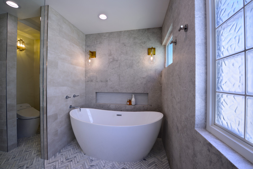 Стильный дизайн: большая главная ванная комната в стиле модернизм с фасадами в стиле шейкер, серыми фасадами, отдельно стоящей ванной, открытым душем, каменной плиткой, полом из мозаичной плитки, врезной раковиной, мраморной столешницей и открытым душем - последний тренд