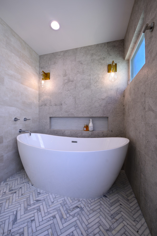 Idéer för ett stort modernt en-suite badrum, med skåp i shakerstil, grå skåp, ett fristående badkar, en öppen dusch, stenkakel, mosaikgolv, ett undermonterad handfat, marmorbänkskiva och med dusch som är öppen