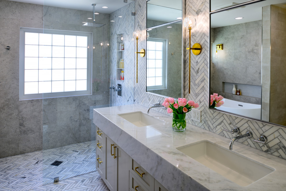 Идея дизайна: большая главная ванная комната в стиле модернизм с фасадами в стиле шейкер, серыми фасадами, отдельно стоящей ванной, открытым душем, каменной плиткой, полом из мозаичной плитки, врезной раковиной, мраморной столешницей и открытым душем