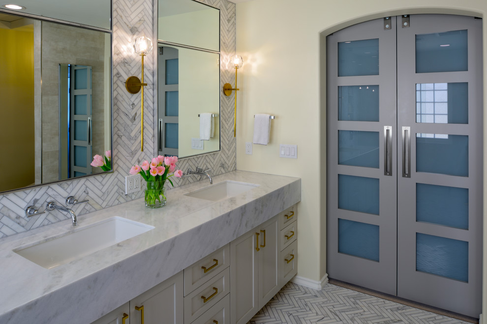 Idéer för stora funkis en-suite badrum, med skåp i shakerstil, grå skåp, ett fristående badkar, en öppen dusch, stenkakel, mosaikgolv, ett undermonterad handfat, marmorbänkskiva och med dusch som är öppen