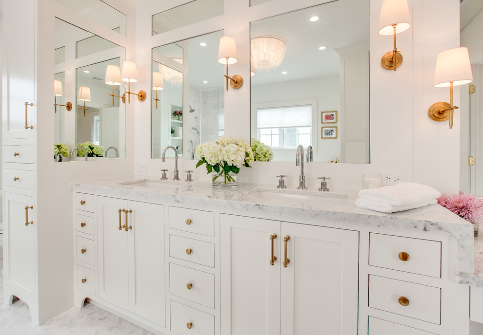 Bild på ett vintage vit vitt en-suite badrum, med skåp i shakerstil, vita skåp, ett platsbyggt badkar, en hörndusch, vit kakel, marmorkakel, vita väggar, marmorgolv, ett undermonterad handfat, marmorbänkskiva och vitt golv