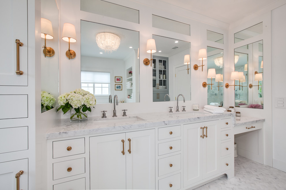 Inredning av ett klassiskt vit vitt en-suite badrum, med skåp i shakerstil, vita skåp, ett platsbyggt badkar, en hörndusch, vit kakel, marmorkakel, vita väggar, marmorgolv, ett undermonterad handfat, marmorbänkskiva och vitt golv