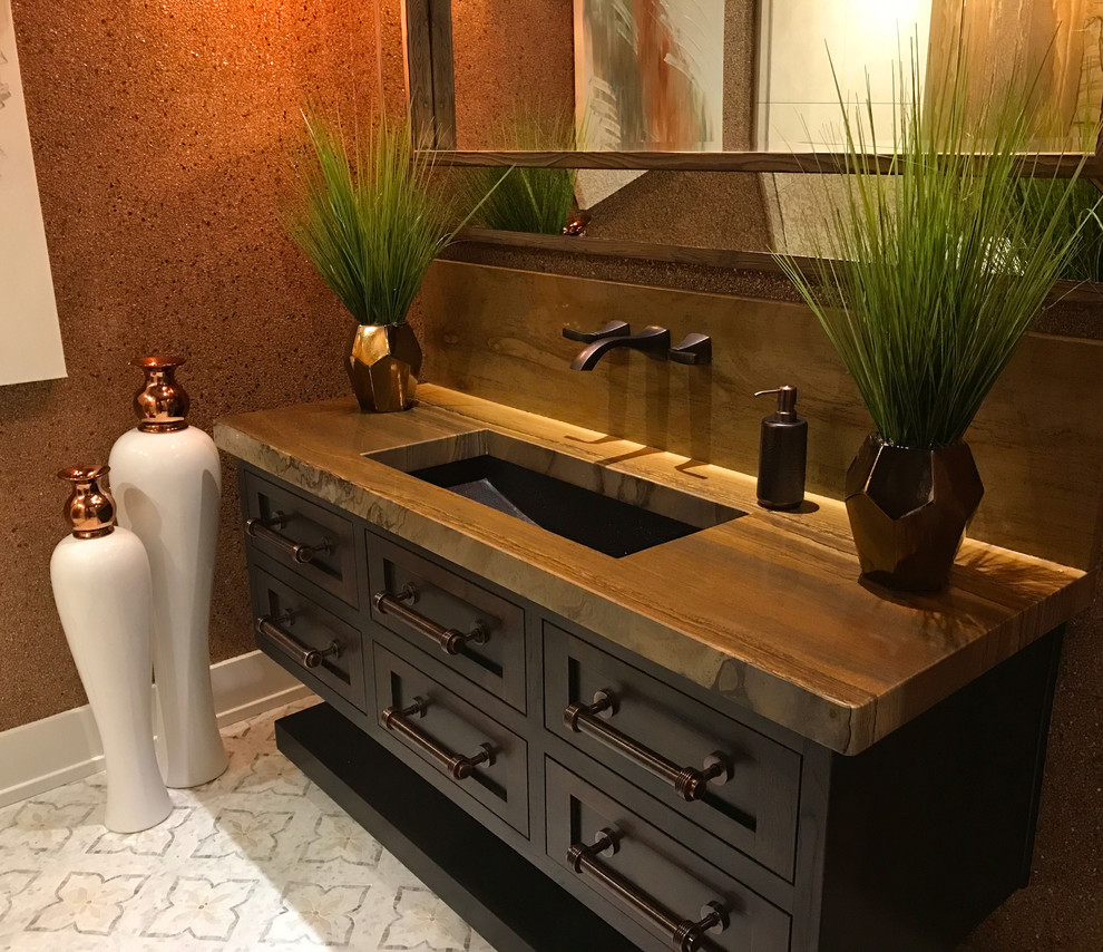 Idee per una stanza da bagno mediterranea di medie dimensioni con ante marroni, pavimento con piastrelle a mosaico, lavabo sottopiano, top in legno e pavimento bianco