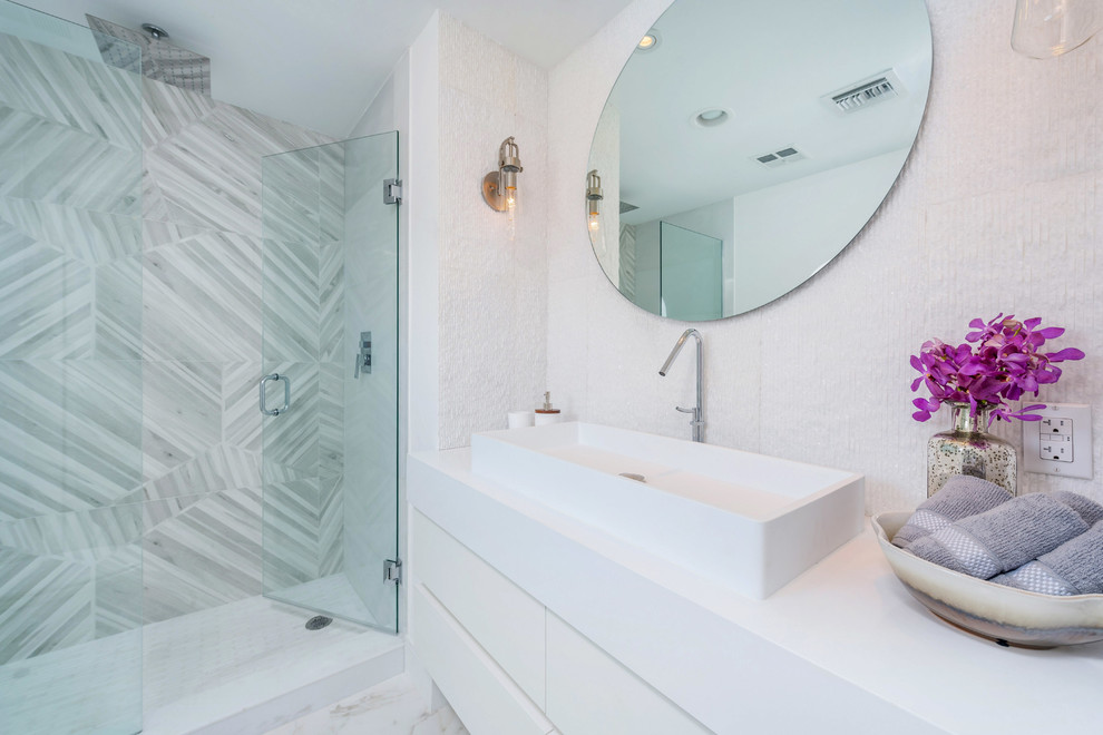 Idee per una stanza da bagno minimal con ante bianche, doccia aperta, WC monopezzo, piastrelle bianche, piastrelle in pietra, pareti bianche, pavimento in marmo, lavabo a bacinella e top in quarzite
