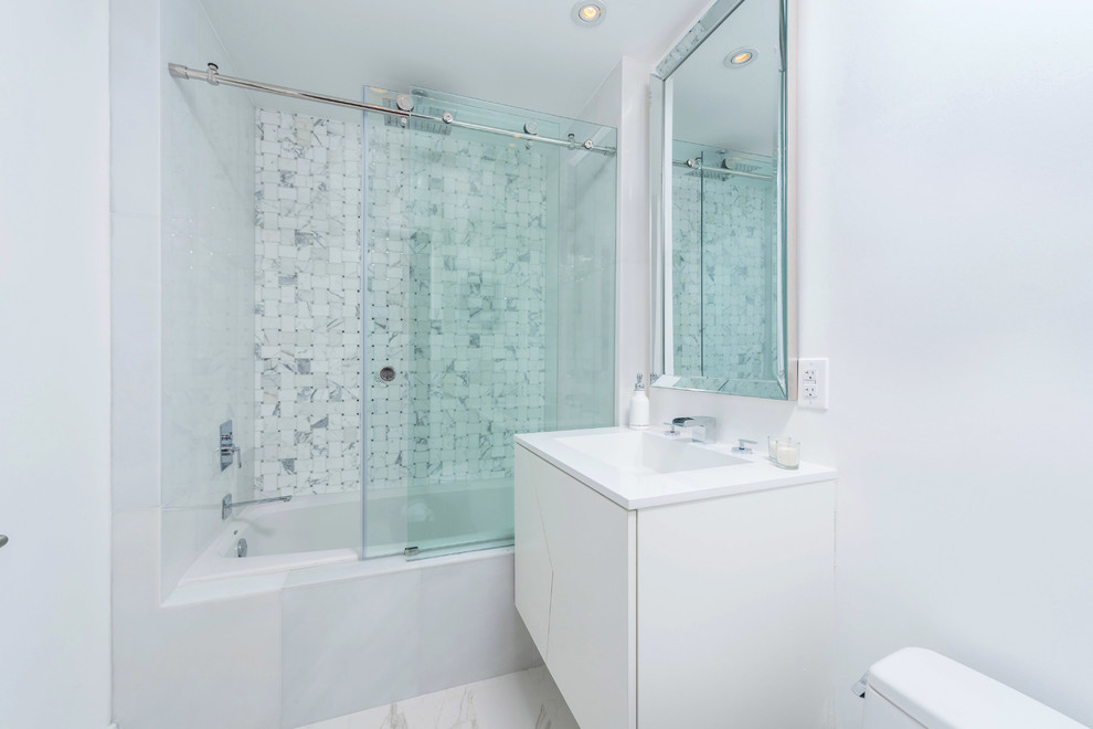 Idee per una stanza da bagno minimal con ante bianche, doccia aperta, WC monopezzo, piastrelle bianche, piastrelle a mosaico, pareti bianche, pavimento in marmo, lavabo a bacinella e top in quarzite