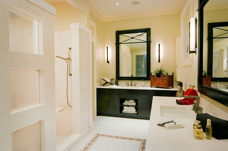 Foto de cuarto de baño clásico con armarios estilo shaker, puertas de armario negras, ducha empotrada, baldosas y/o azulejos beige, paredes beige, lavabo bajoencimera y encimera de cuarcita