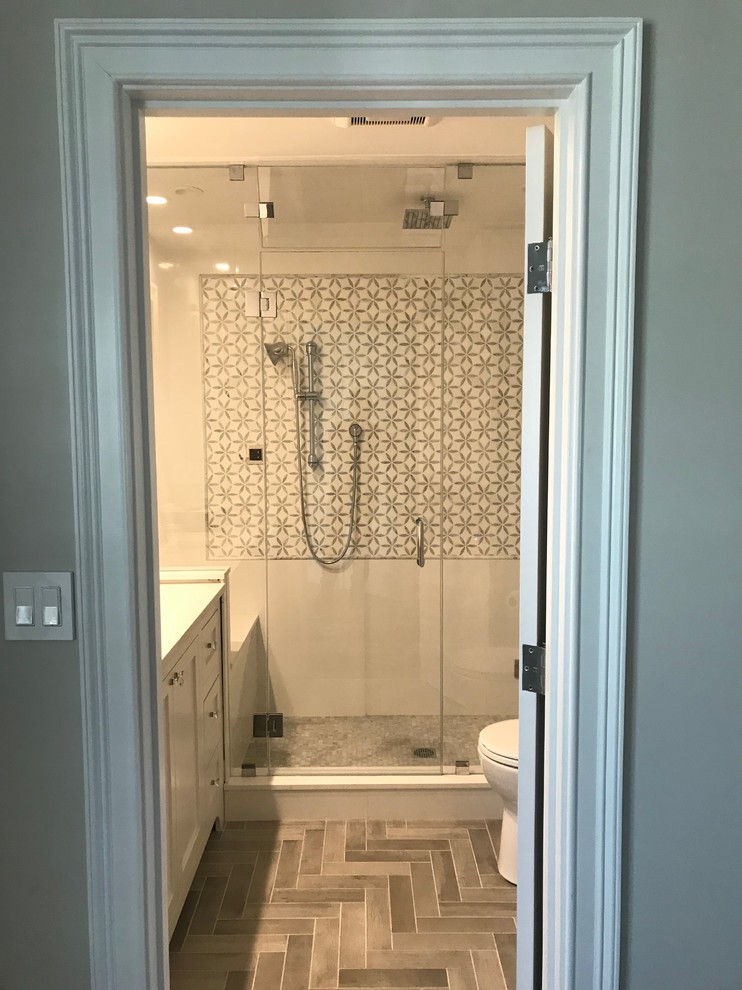 Idéer för vintage en-suite badrum, med släta luckor, vita skåp, vit kakel, mosaik, ett undermonterad handfat, bänkskiva i kvarts och dusch med gångjärnsdörr