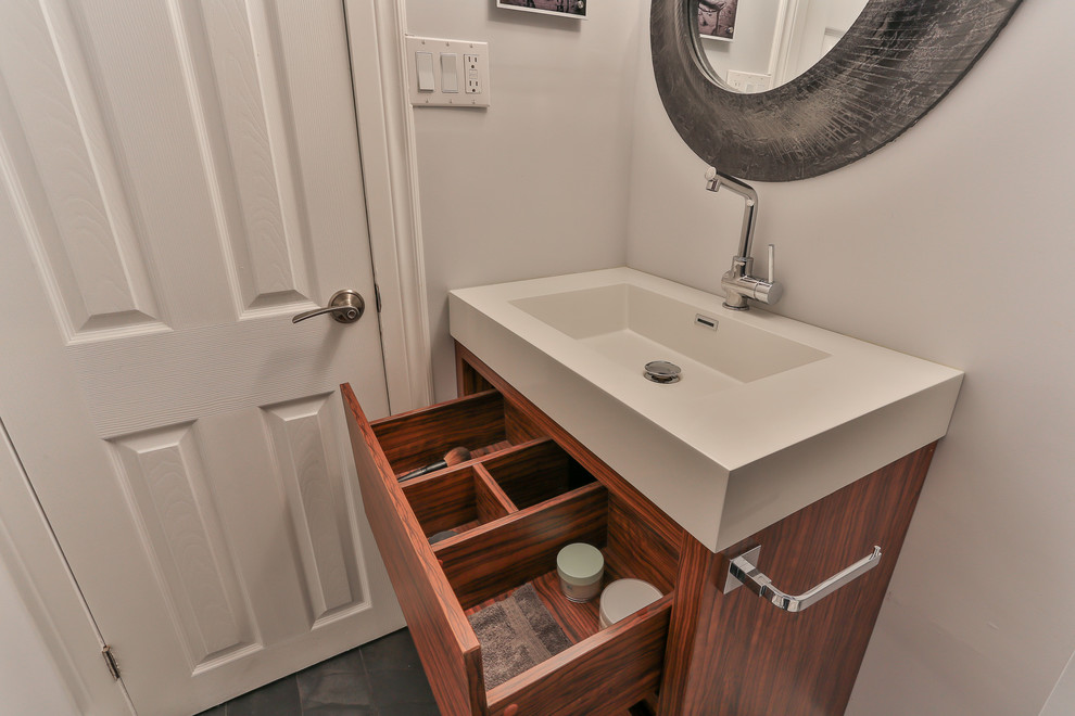 Foto di una stanza da bagno chic con consolle stile comò, ante in legno scuro, pareti beige, pavimento in ardesia e lavabo a bacinella