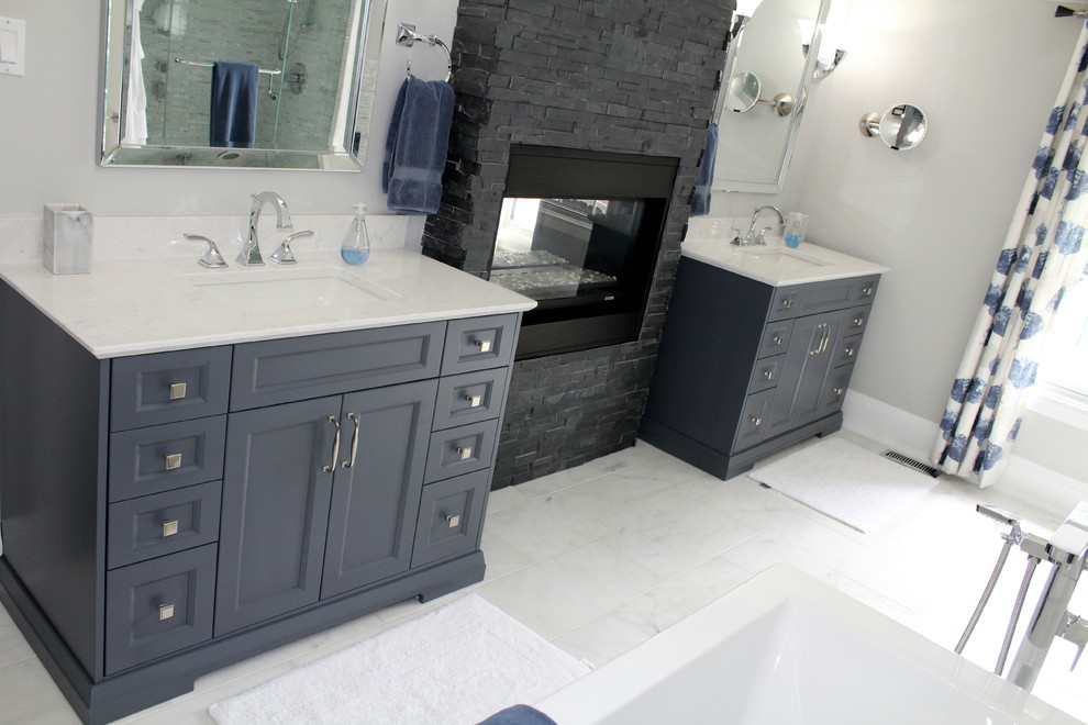 Immagine di una grande stanza da bagno padronale contemporanea con ante lisce, ante grigie, pareti grigie, lavabo sottopiano e top in quarzo composito
