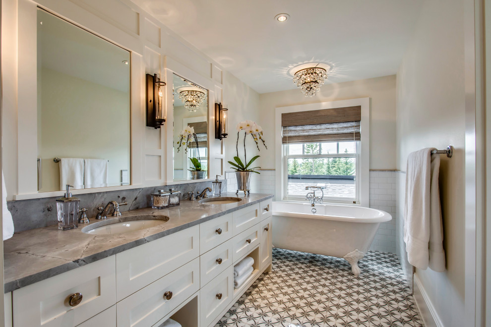 Foto på ett vintage grå en-suite badrum, med skåp i shakerstil, vita skåp, ett badkar med tassar, vit kakel, tunnelbanekakel, vita väggar, ett undermonterad handfat och flerfärgat golv