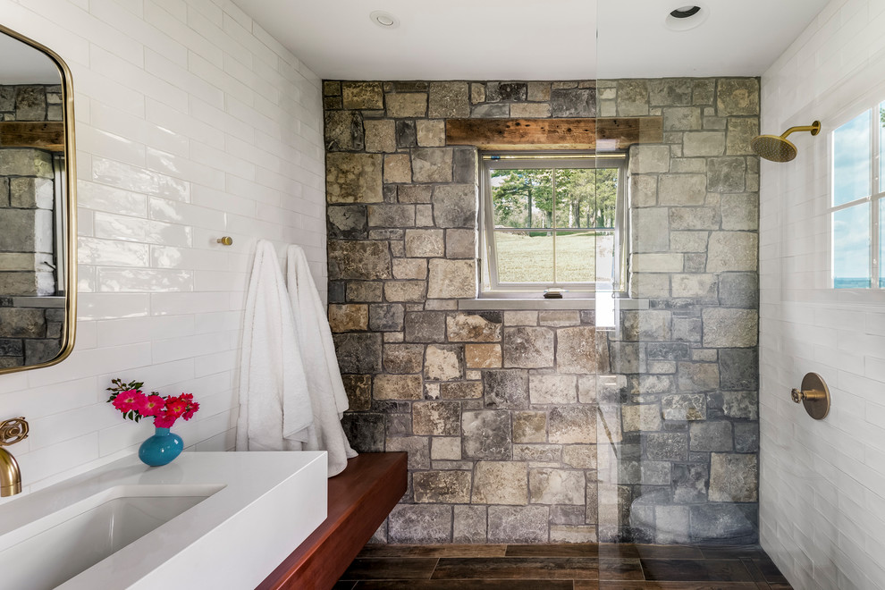 Idéer för ett litet rustikt brun badrum med dusch, med vit kakel, tunnelbanekakel, klinkergolv i porslin, träbänkskiva, med dusch som är öppen, en kantlös dusch, vita väggar, ett undermonterad handfat och brunt golv