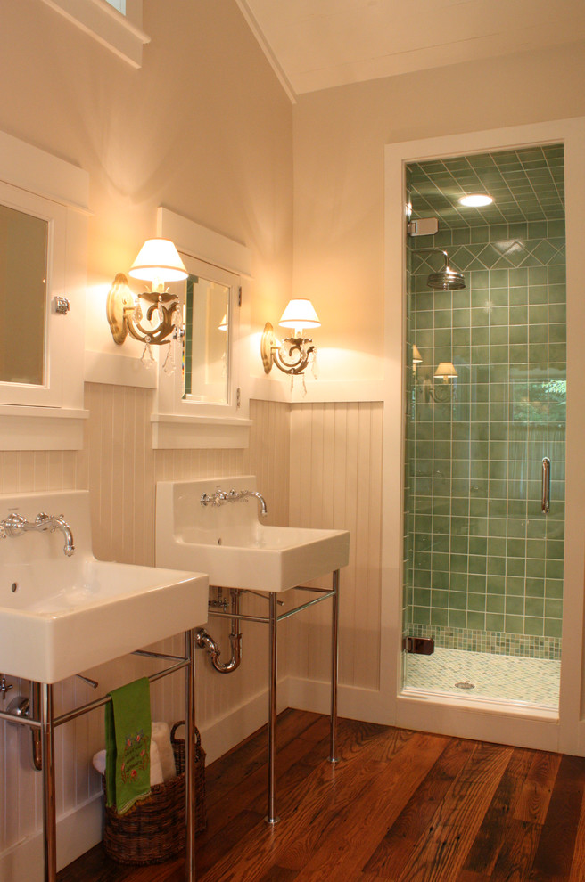Exempel på ett mellanstort rustikt en-suite badrum, med ett badkar med tassar, en toalettstol med hel cisternkåpa, grön kakel, keramikplattor, vita väggar, mellanmörkt trägolv och ett väggmonterat handfat