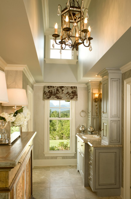 Imagen de cuarto de baño principal clásico con puertas de armario grises, baldosas y/o azulejos grises y baldosas y/o azulejos de cerámica
