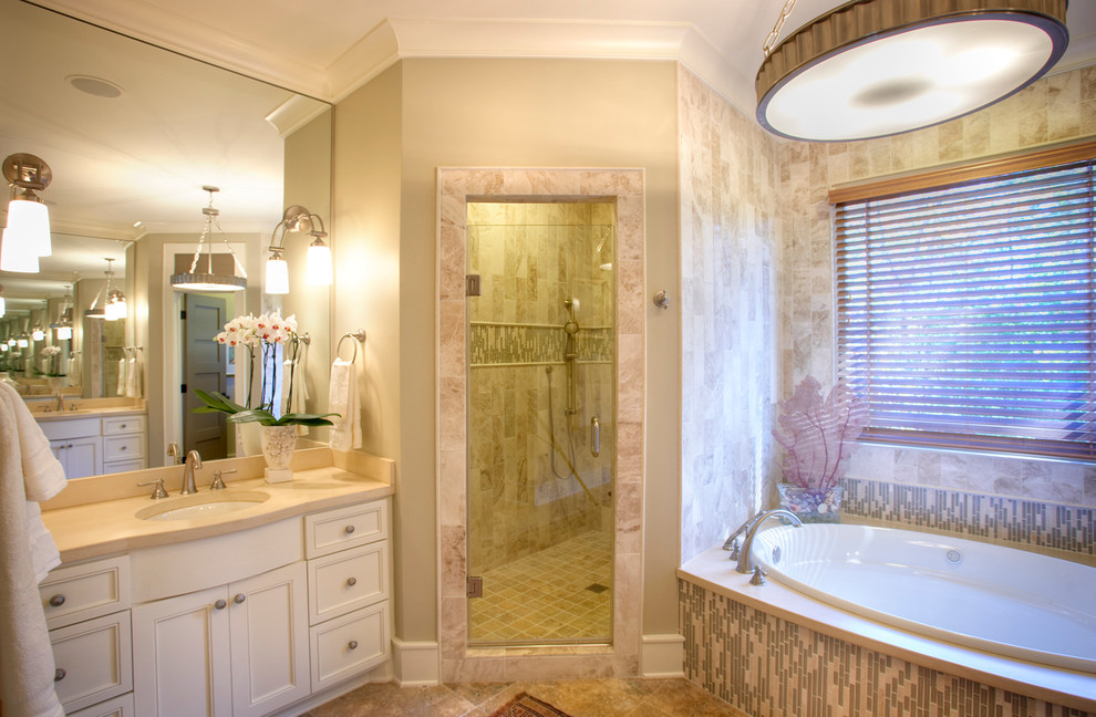 Exempel på ett stort klassiskt en-suite badrum, med ett undermonterad handfat, luckor med infälld panel, vita skåp, bänkskiva i akrylsten, ett platsbyggt badkar, en dusch i en alkov, flerfärgad kakel, stickkakel, beige väggar och klinkergolv i keramik