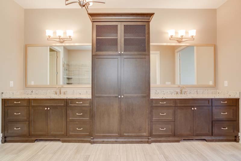 Exempel på ett stort klassiskt en-suite badrum, med ett undermonterad handfat, skåp i shakerstil, skåp i mörkt trä, granitbänkskiva, en kantlös dusch, grå kakel, keramikplattor, beige väggar och klinkergolv i keramik