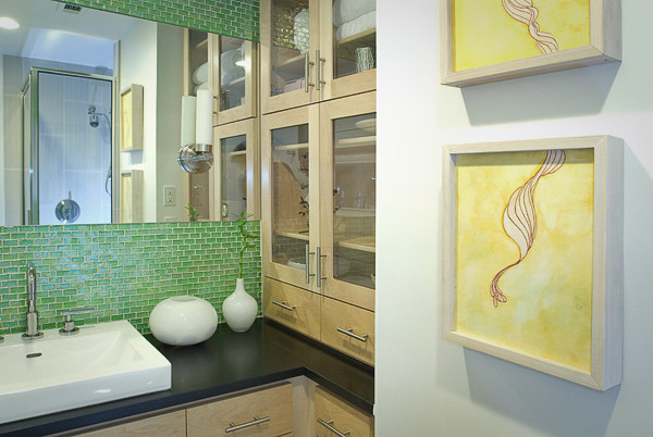 Inspiration för små moderna badrum med dusch, med luckor med glaspanel, skåp i ljust trä, grön kakel, mosaik och vita väggar