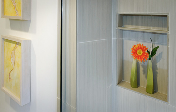 Idéer för ett litet modernt badrum med dusch, med luckor med glaspanel, skåp i ljust trä, grön kakel, mosaik och vita väggar