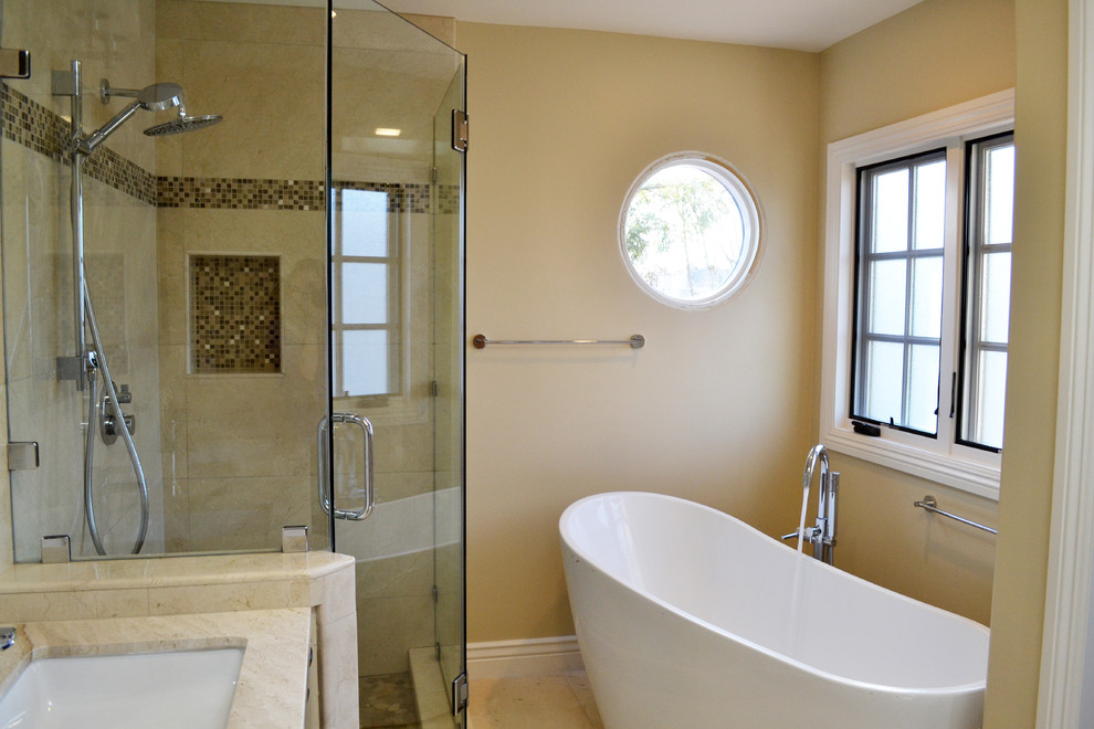 Идея дизайна: главная ванная комната в классическом стиле с плоскими фасадами, темными деревянными фасадами, мраморной столешницей и бежевыми стенами