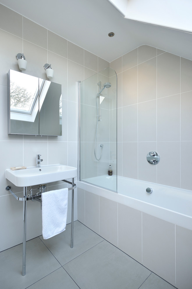 Идея дизайна: ванная комната в современном стиле с консольной раковиной, ванной в нише, душем над ванной и серой плиткой