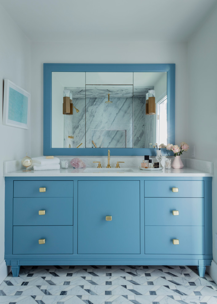 Exempel på ett mellanstort klassiskt badrum med dusch, med släta luckor, blå skåp, en dusch i en alkov och ett undermonterad handfat