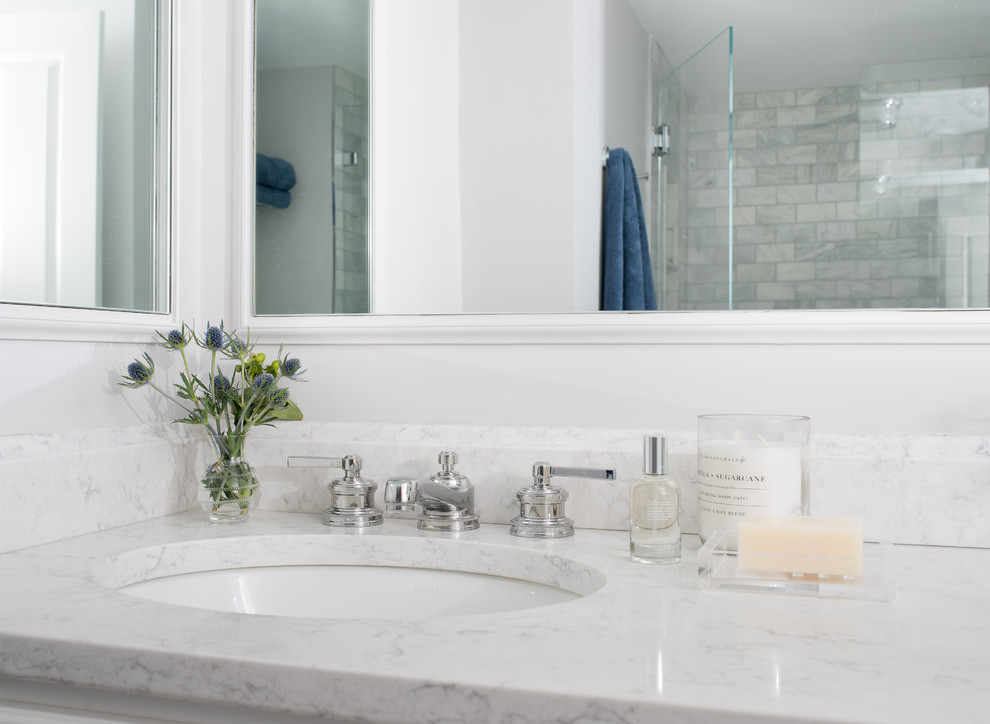 Пример оригинального дизайна: маленькая главная ванная комната в стиле неоклассика (современная классика) с фасадами с утопленной филенкой, белыми фасадами, душем в нише, унитазом-моноблоком, серой плиткой, белой плиткой, мраморной плиткой, серыми стенами, мраморным полом, врезной раковиной, столешницей из искусственного кварца, серым полом, душем с распашными дверями и белой столешницей для на участке и в саду