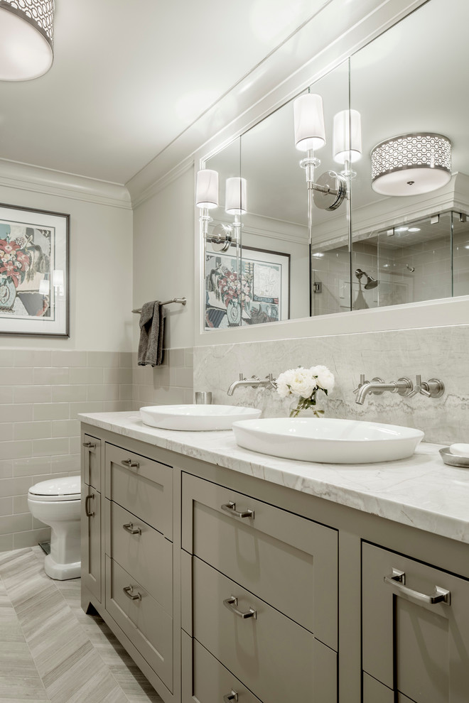 Foto de cuarto de baño tradicional renovado con armarios con paneles lisos, puertas de armario beige, bañera encastrada, ducha empotrada y encimera de mármol