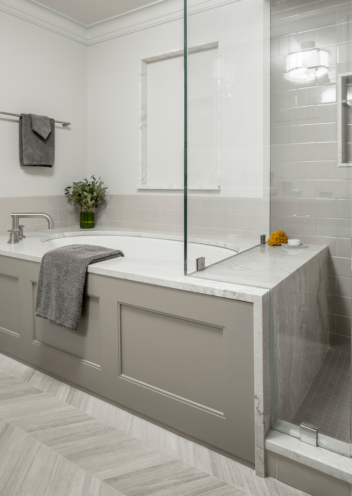 Imagen de cuarto de baño principal pequeño con ducha esquinera y paredes blancas