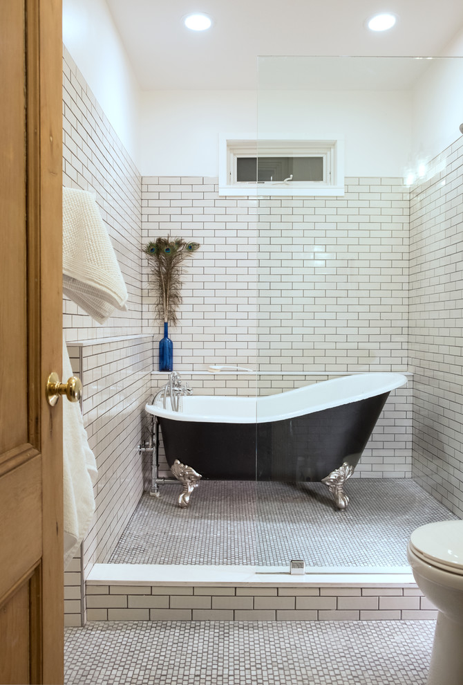 Idéer för ett litet klassiskt en-suite badrum, med ett badkar med tassar, vit kakel, en dusch/badkar-kombination, tunnelbanekakel, vita väggar, klinkergolv i porslin, vitt golv och med dusch som är öppen